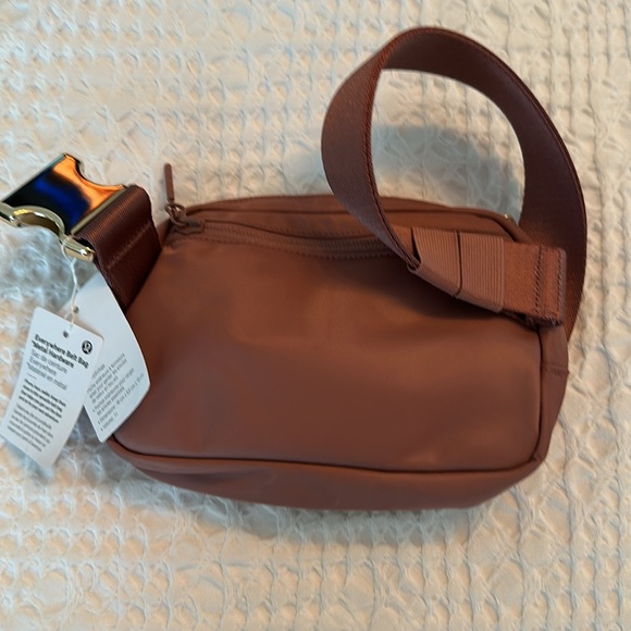 NWT Lululemon Everywhere Belt Bag
Spiced Chai Metal Hardware Spiced Chai/Gold - Picture 8 of 8